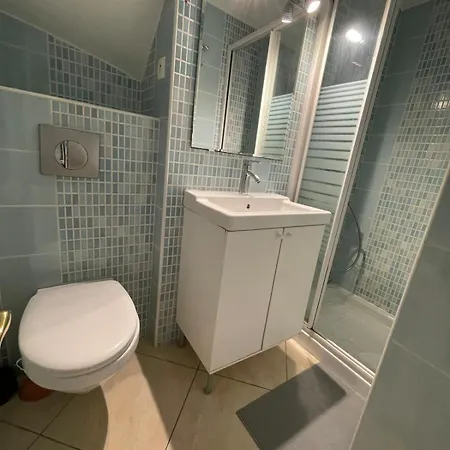 Daire Sejournez A 100 M De La Plage, Clim,wifi,parking,centre A 5 M Bandol