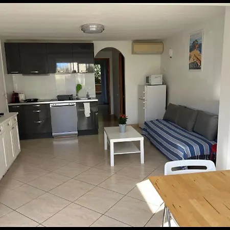 Sejournez A 100 M De La Plage, Clim,wifi,parking,centre A 5 M *